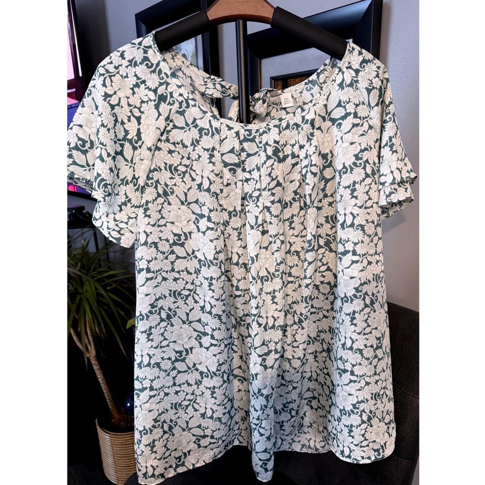 LC Lauren Conrad Green and White Floral Short Sleeve Blouse